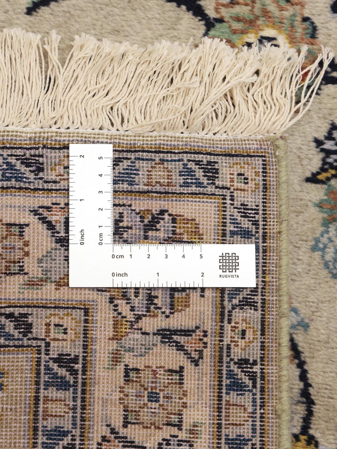 Handgeknoopt Keshan-tapijt uit het Midden-Oosten met een gedetailleerd beige bloemendesign