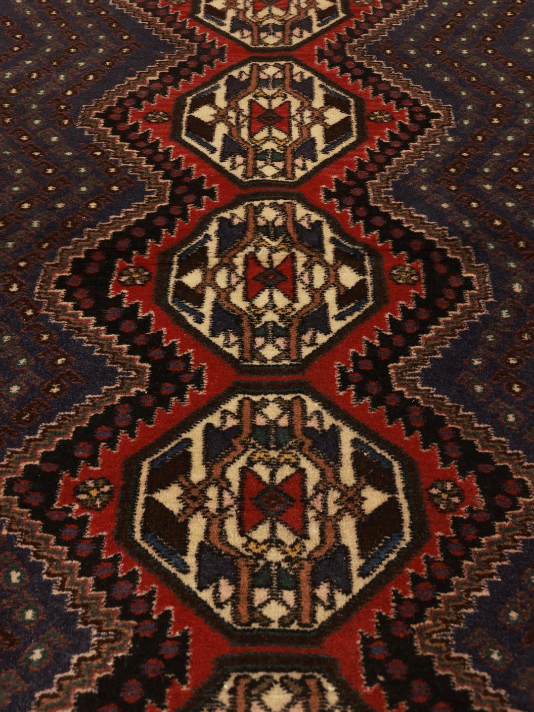 Håndknyttet Afshar Shahre Babak-tæppe fra Mellemøsten med blåt og rødt geometrisk design.