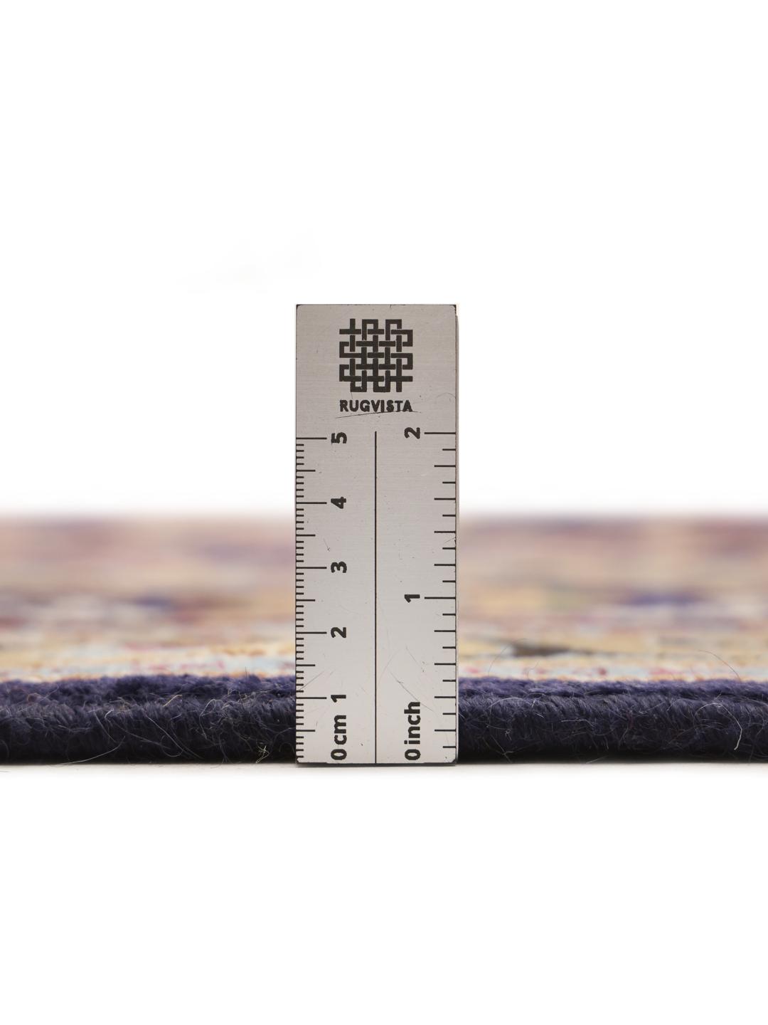 Een groot rechthoekig Moud-tapijt uit het Midden-Oosten met een donkerblauw veld en ingewikkelde florale patronen.
