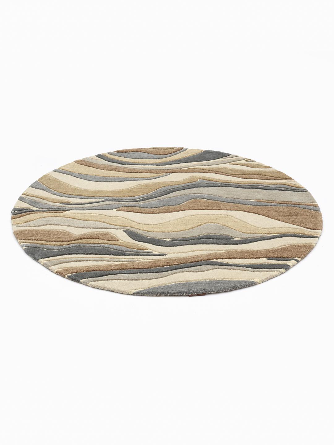 Een rond tapijt met een abstract, op marmer geïnspireerd golfpatroon in grijze en beige tinten.