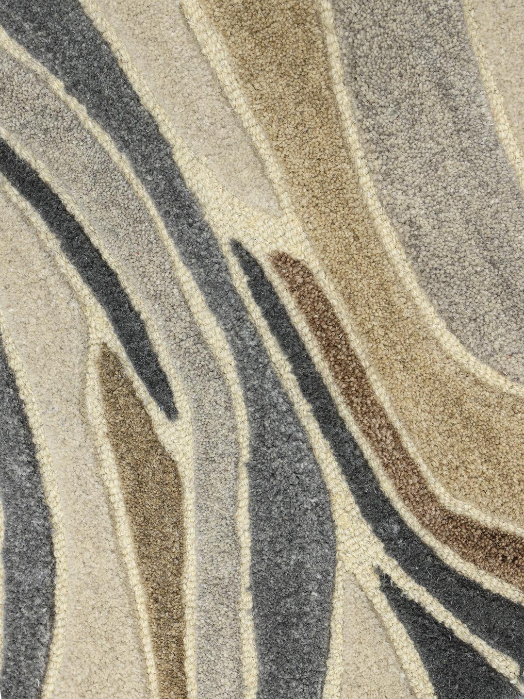 Håndtuftet gråt og beige uldtæppe med et organisk bølgemønster.