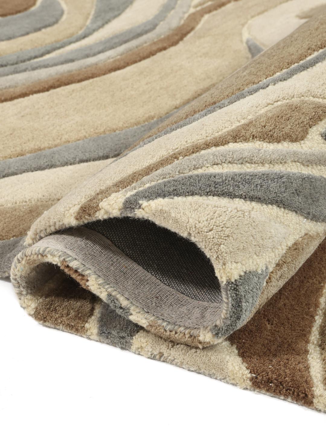 Håndtuftet gråt og beige uldtæppe med et organisk bølgemønster.