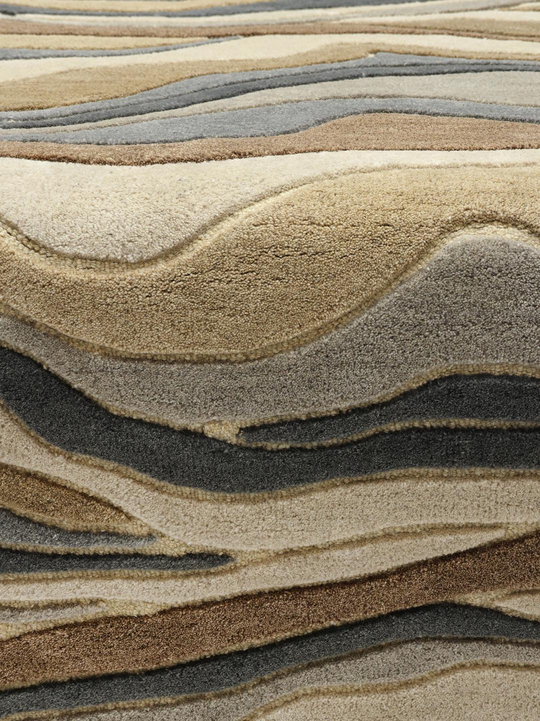 Håndtuftet gråt og beige uldtæppe med et organisk bølgemønster.