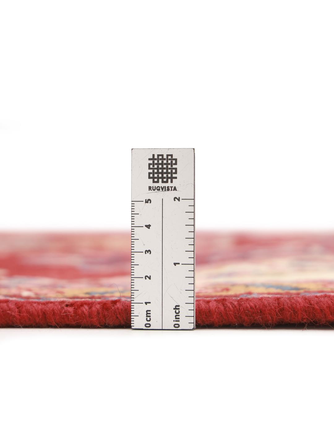 Een handgeknoopt Lillian-tapijt uit het Midden-Oosten in rood met bloemmotieven.