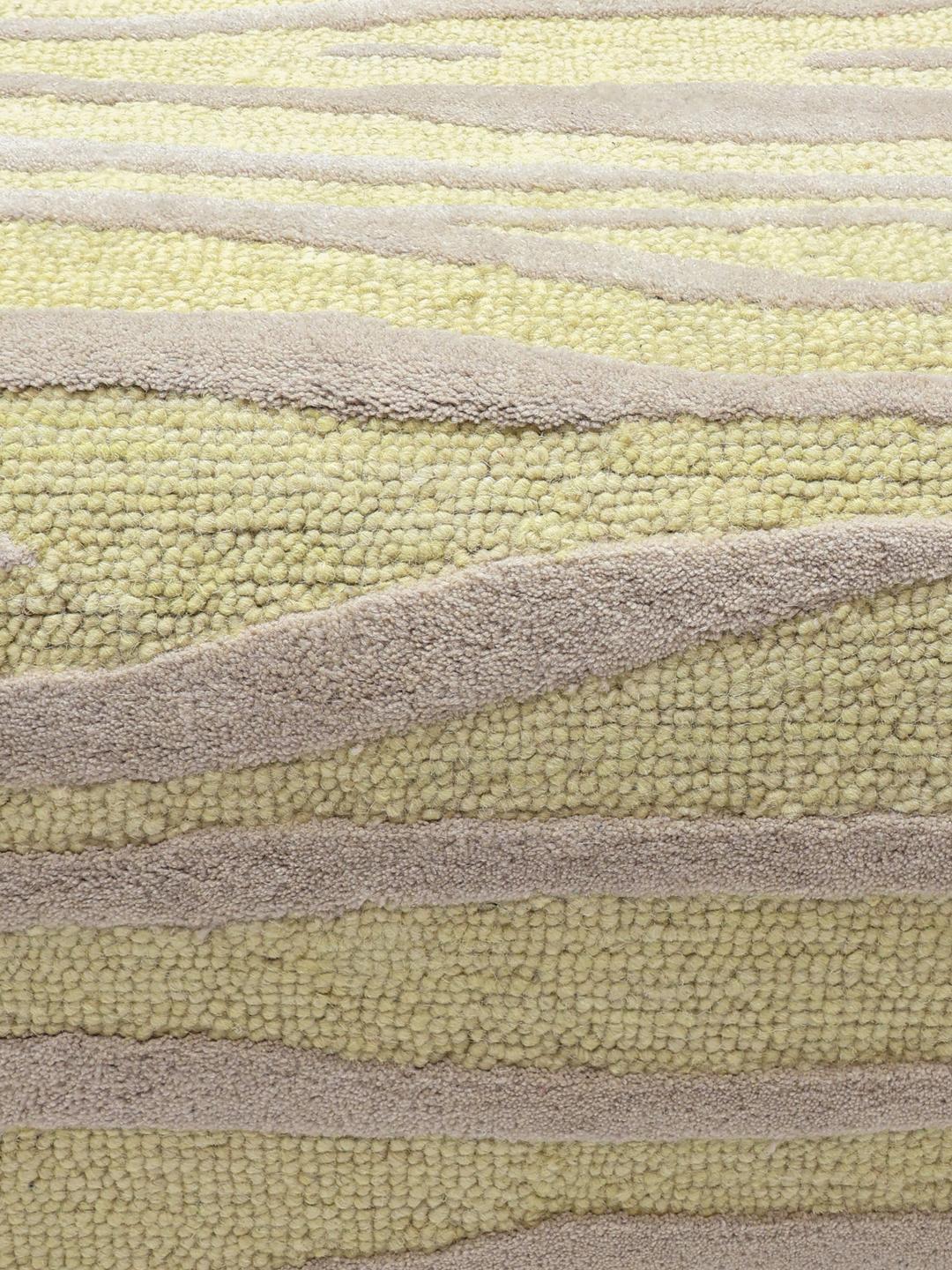 Gele en beige loper met een speels, op zebra's geïnspireerd patroon