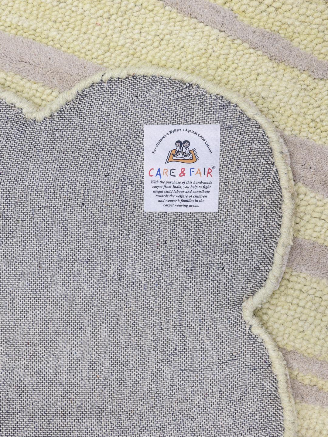 Gele en beige loper met een speels, op zebra's geïnspireerd patroon