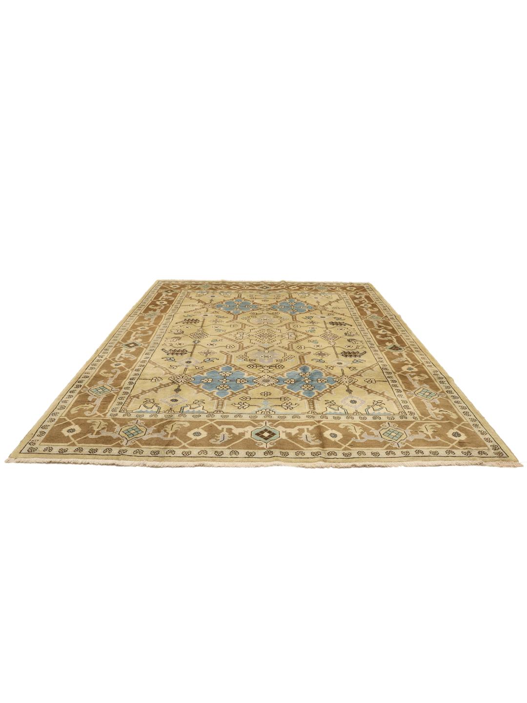 Et håndknyttet Heriz-tæppe fra Mellemøsten med et geometrisk design i beige, blå og brun.