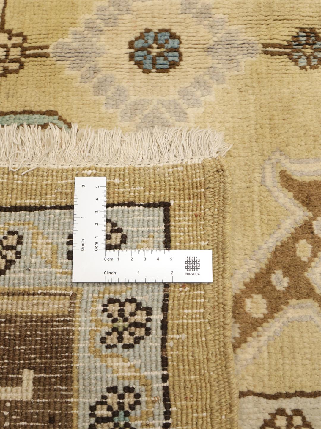 Et håndknyttet Heriz-tæppe fra Mellemøsten med et geometrisk design i beige, blå og brun.