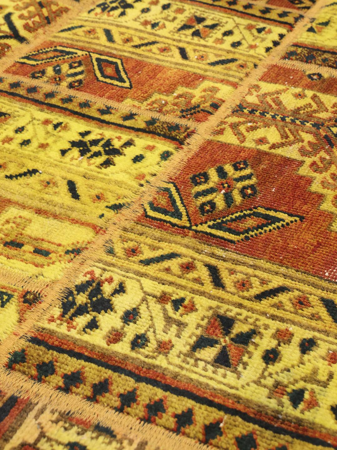 Håndlavet patchwork-tæppe fra Mellemøsten med et levende flerfarvet design