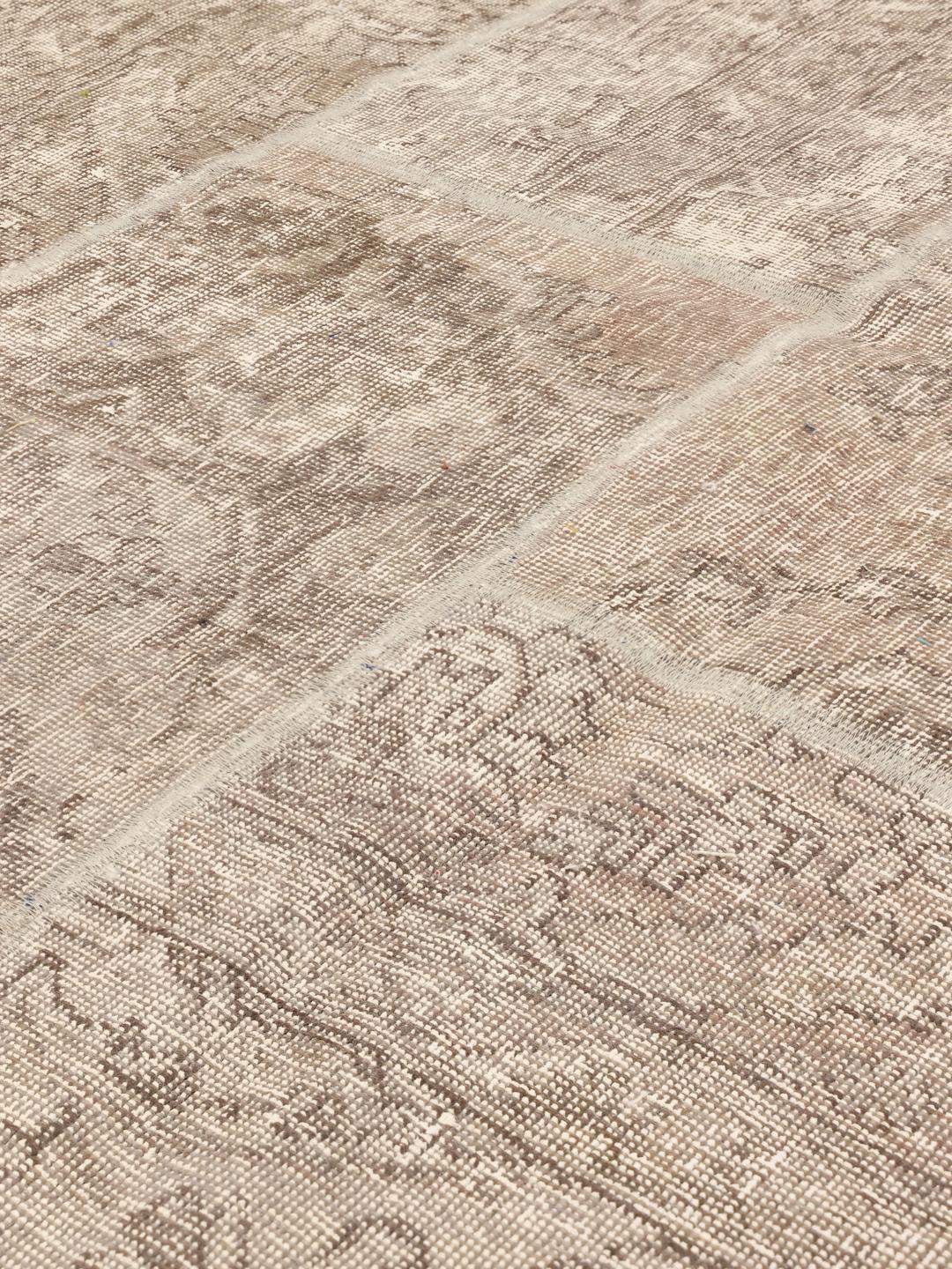 Kvadratisk patchworktæppe med neutrale toner og traditionelle motiver fra Mellemøsten