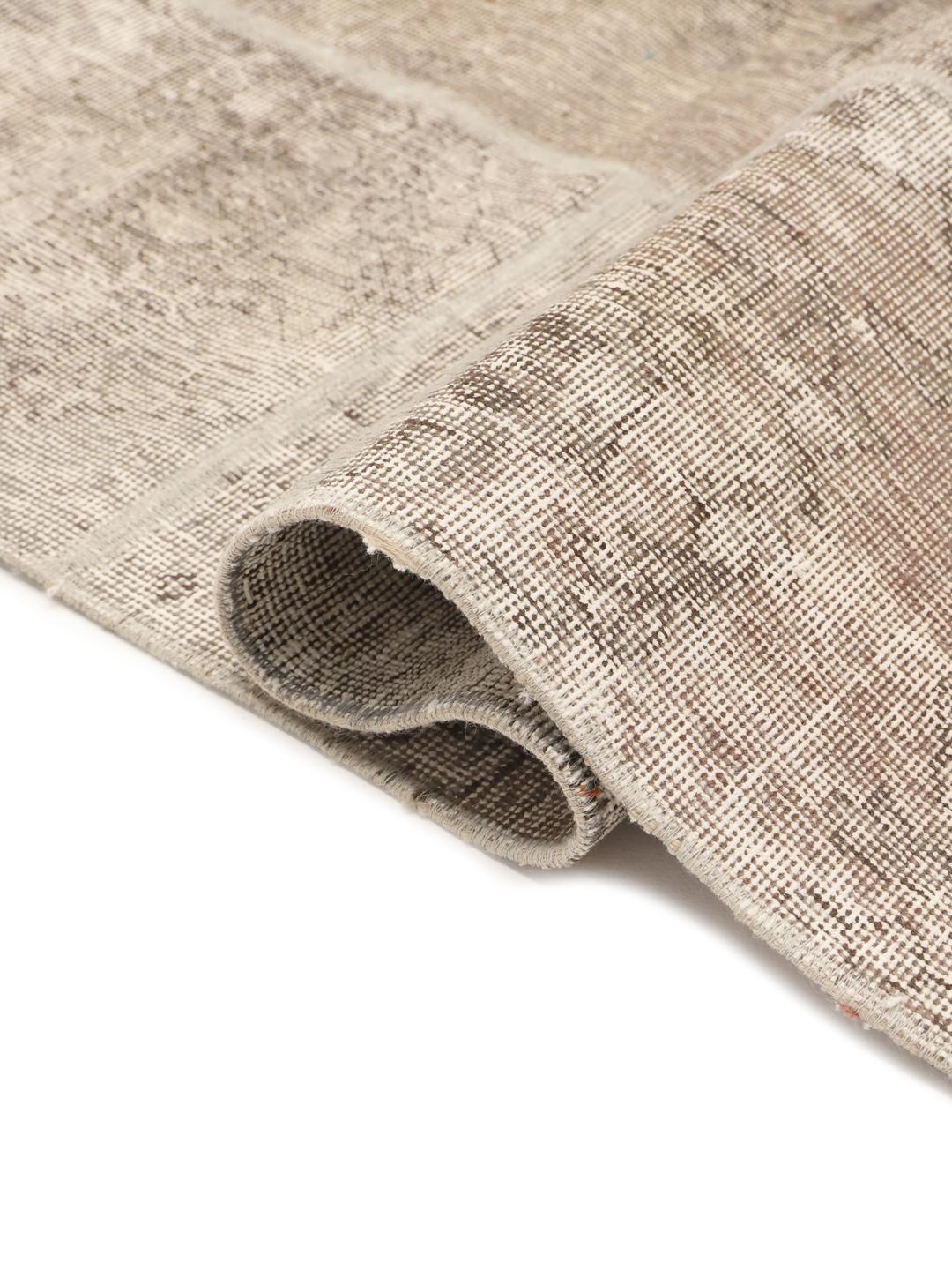Kvadratisk patchworktæppe med neutrale toner og traditionelle motiver fra Mellemøsten