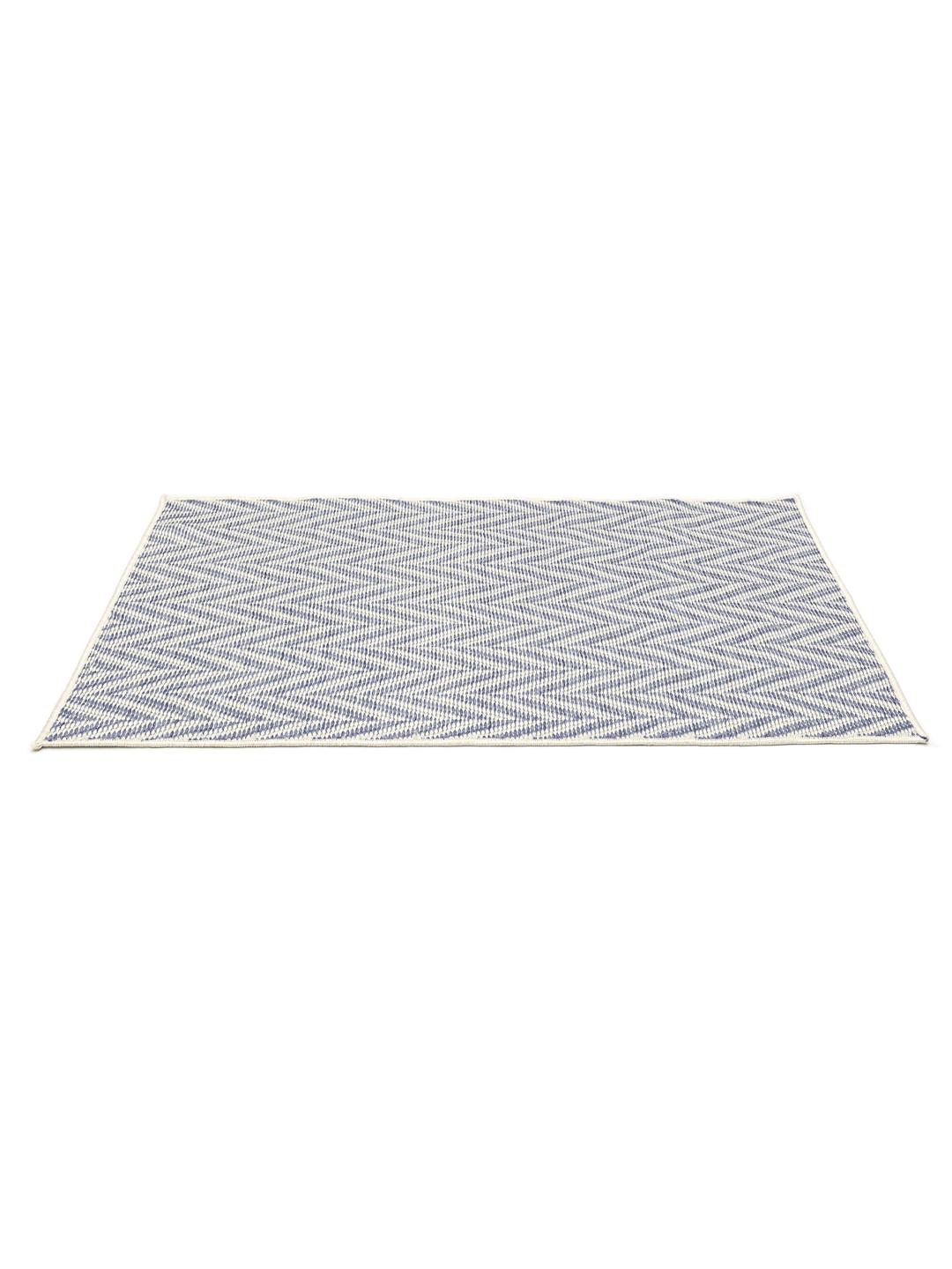 blauwe deurmat met een zigzagpatroon
