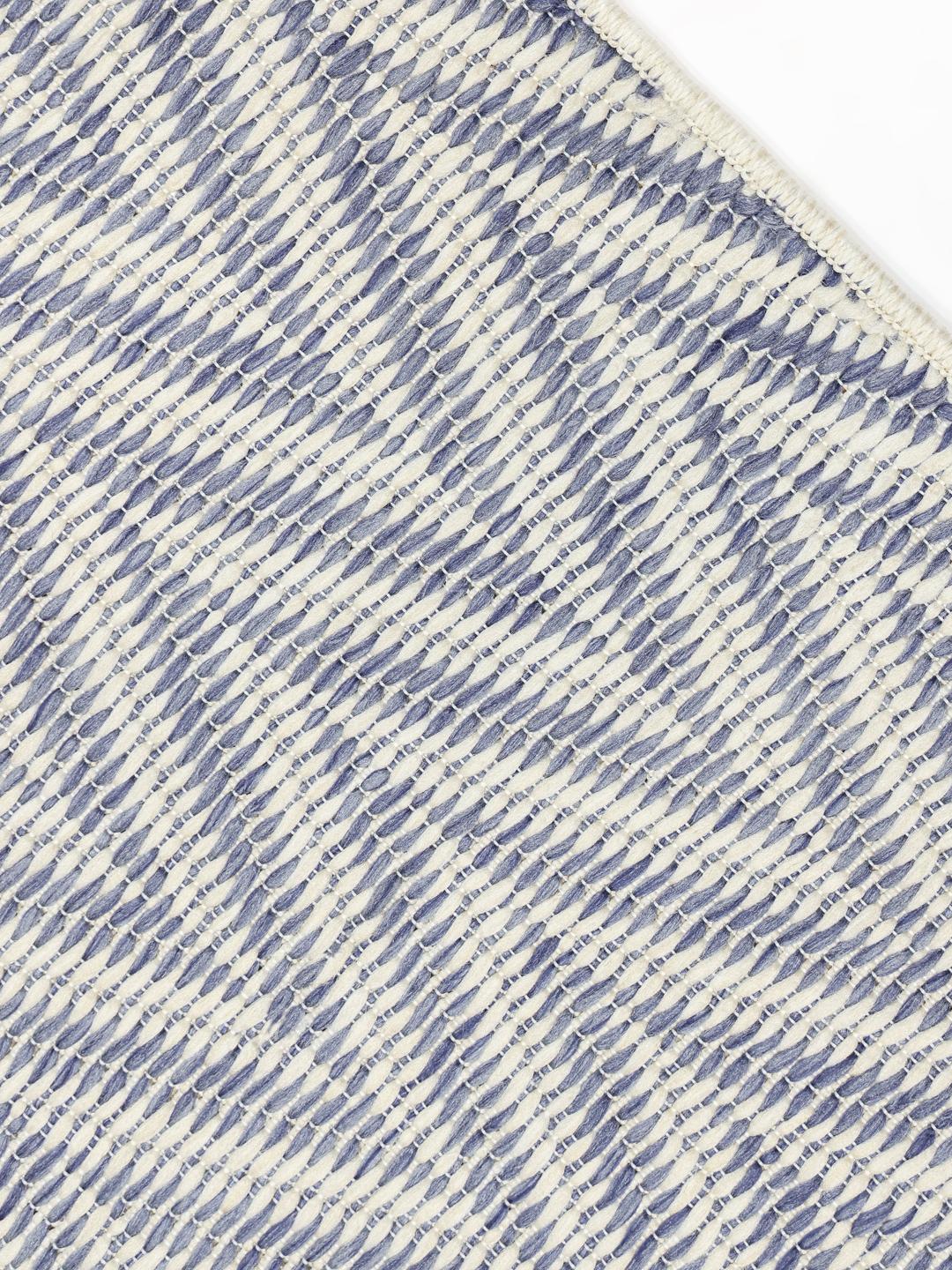blauwe deurmat met een zigzagpatroon