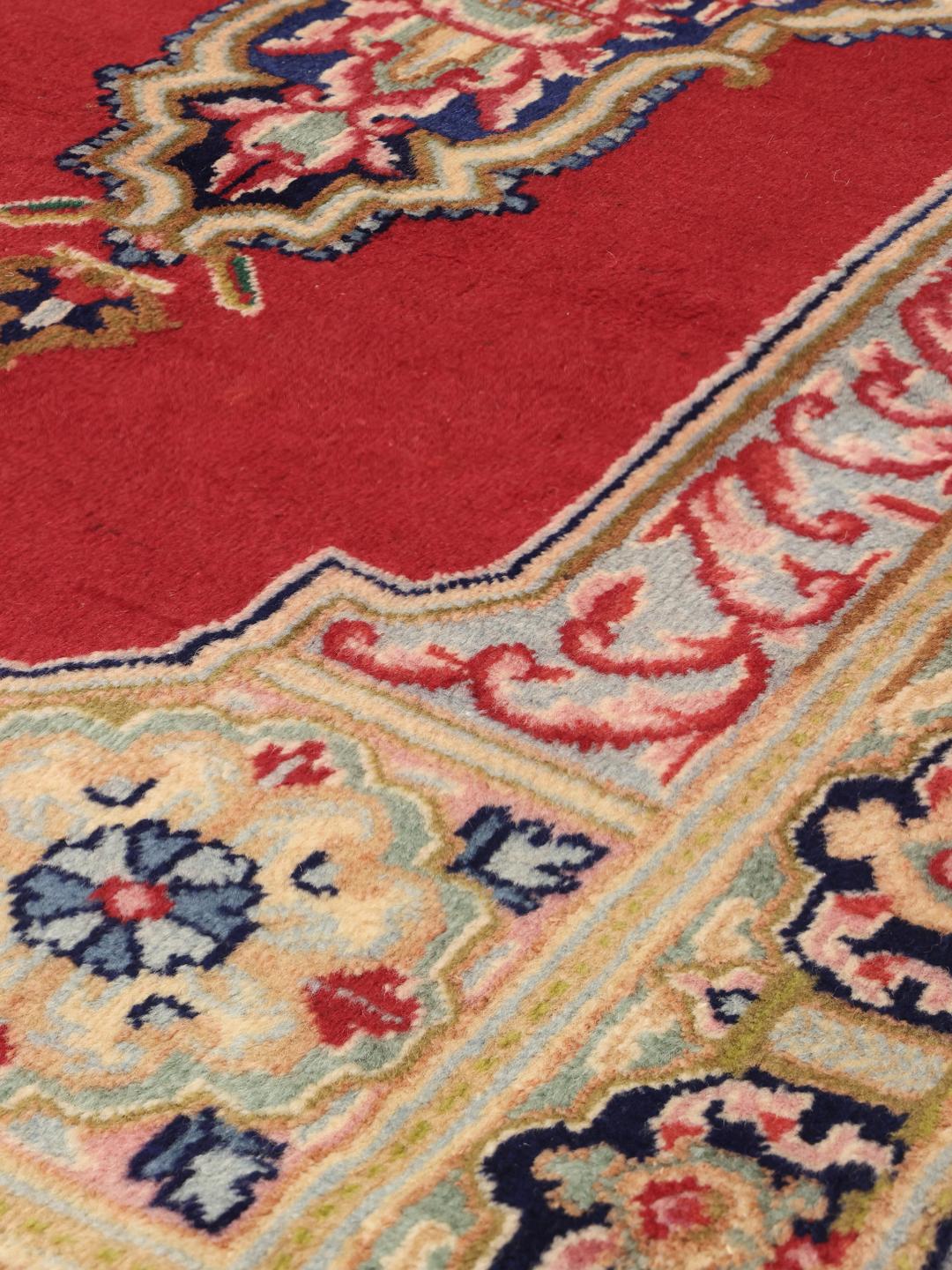 Handgemaakt Kerman-tapijt uit het Midden-Oosten met een rood veld