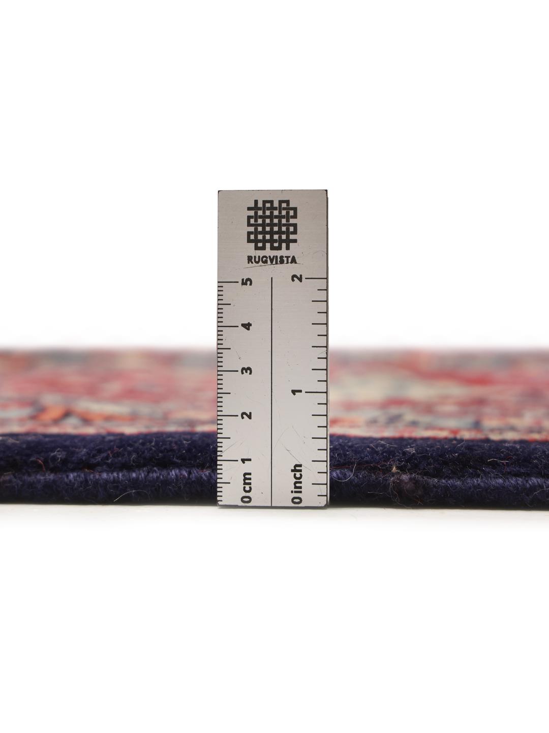 Een groot rechthoekig Mahal tapijt uit het Midden-Oosten met een donkerblauw veld en rode randen.
