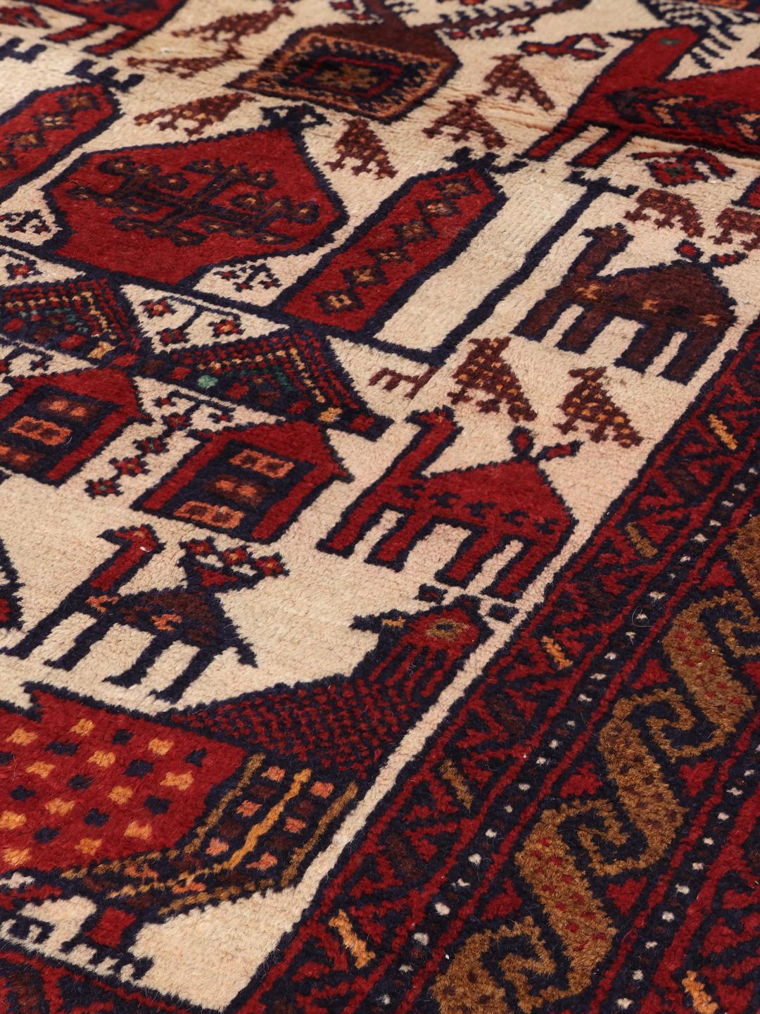 Håndknyttet Baluch tæppe med røde og cremehvide symbolske motiver