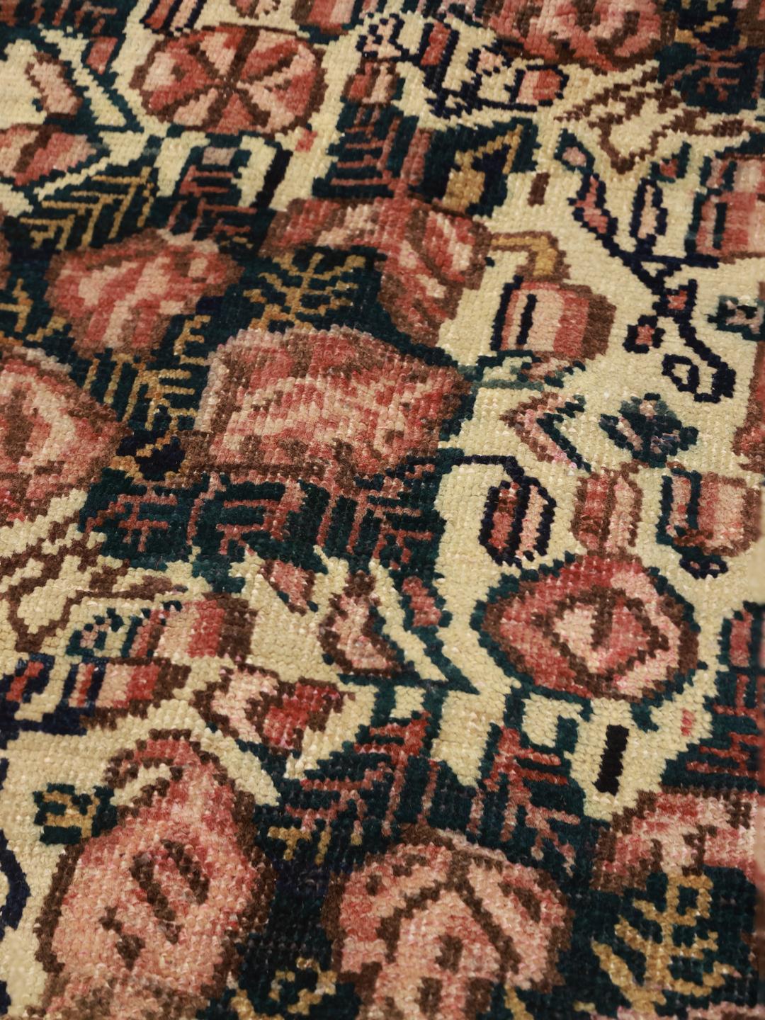 Håndknyttet Senneh-uld-tæppe fra Mellemøsten i beige og mørkeblå toner.