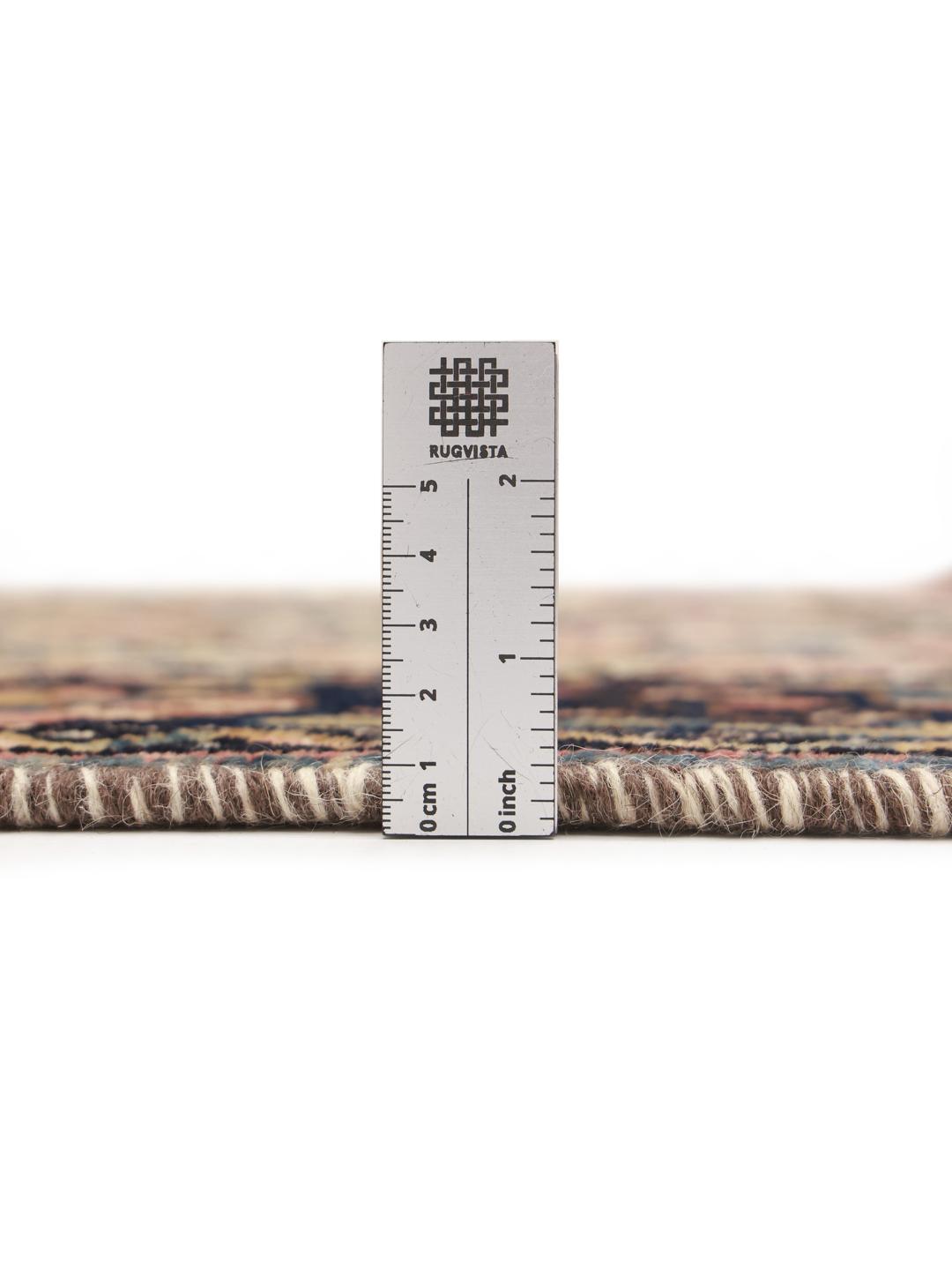 Håndknyttet Senneh-uld-tæppe fra Mellemøsten i beige og mørkeblå toner.