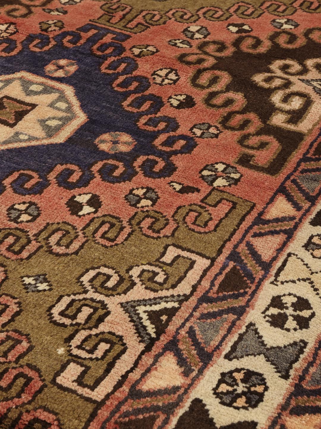 Håndknyttet løber fra Mellemøsten i røde og blå toner med geometriske mønstre
