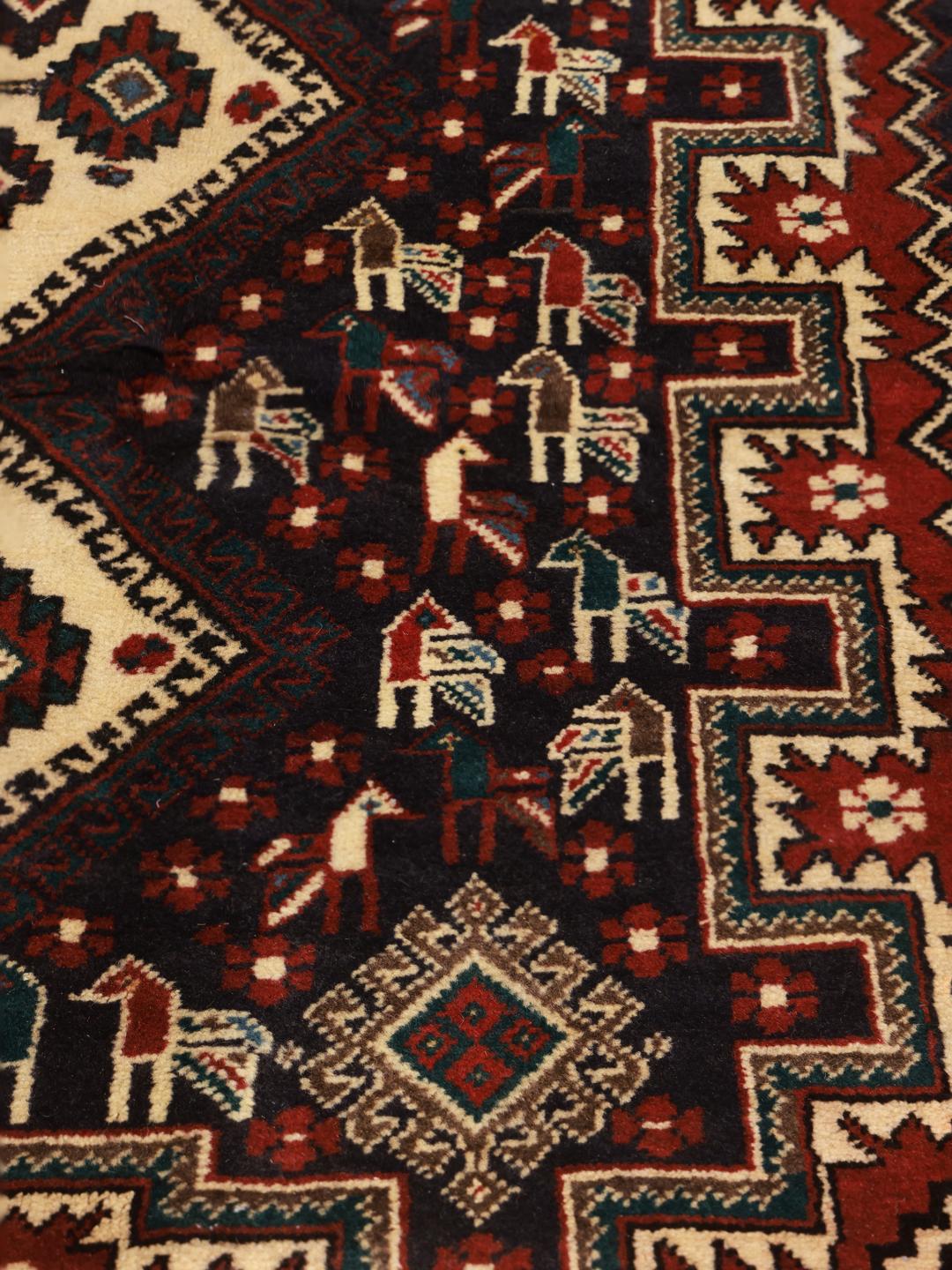 Håndknyttet Afshar Shahre Babak-tæppe fra Mellemøsten med et rødt og mørkt felt.