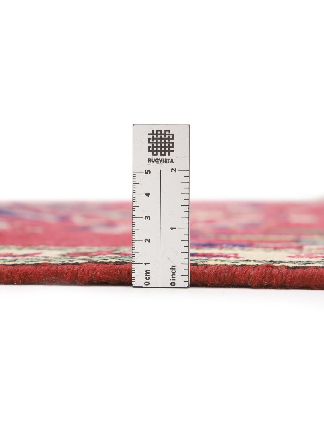 Handgeknoopt Lillian-tapijt met een levendig rood veld en bloemenmedaillon uit het Midden-Oosten.