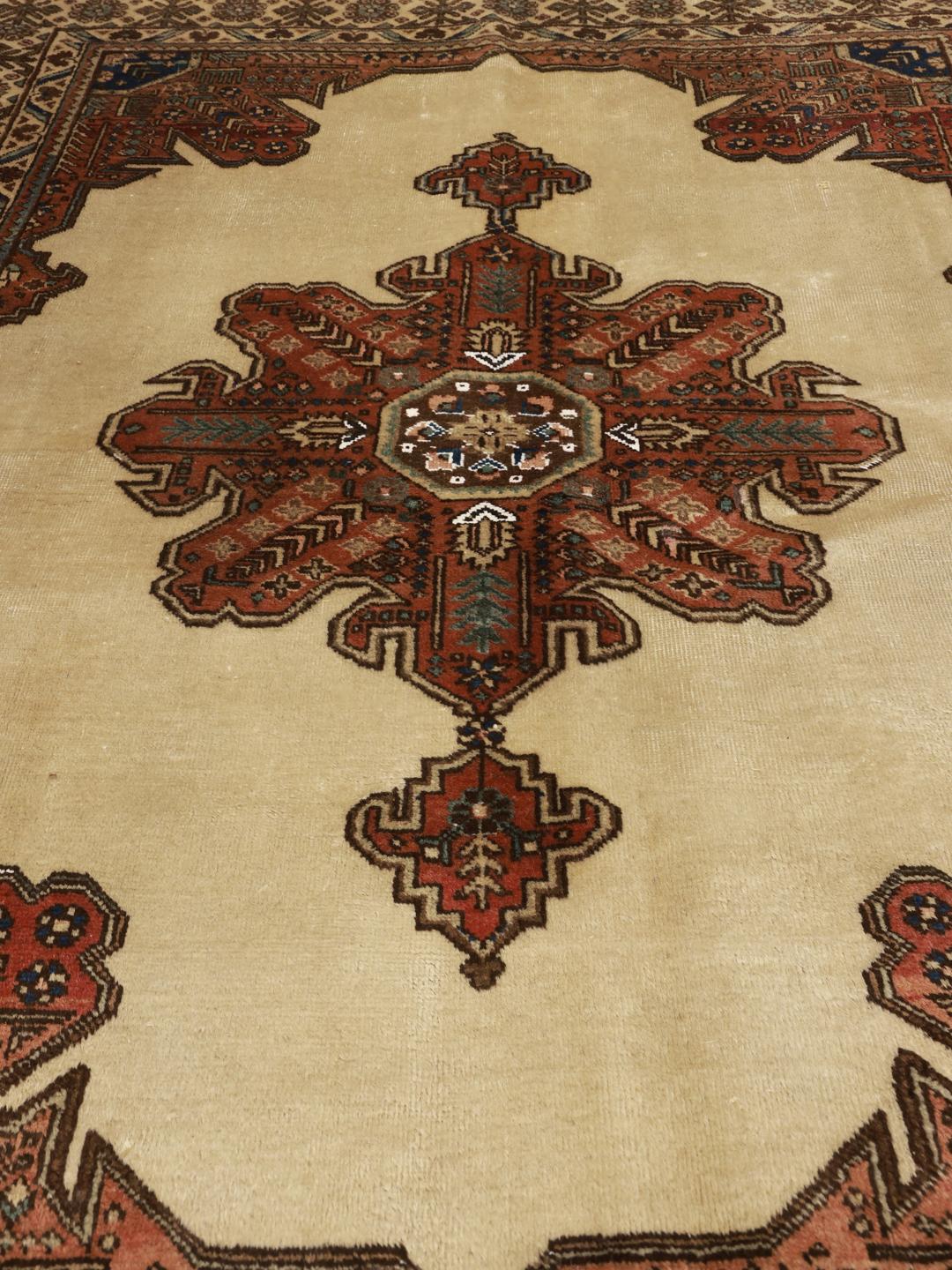 Handgeknoopt beige Tabriz tapijt met decoratief medaillon uit het Midden-Oosten