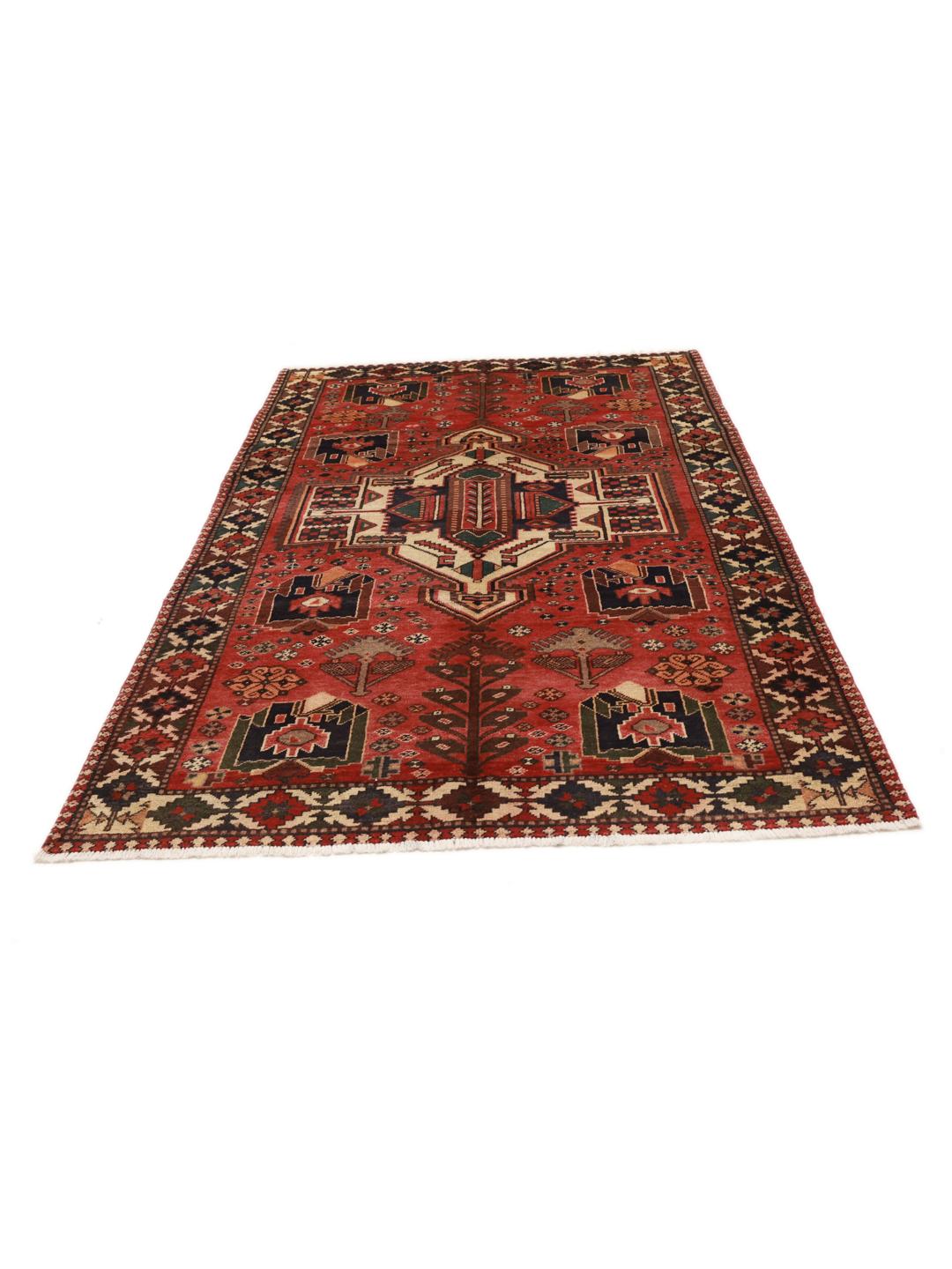 Een handgeknoopt Hamadan-tapijt uit het Midden-Oosten met een rood veld en traditionele geometrische motieven.