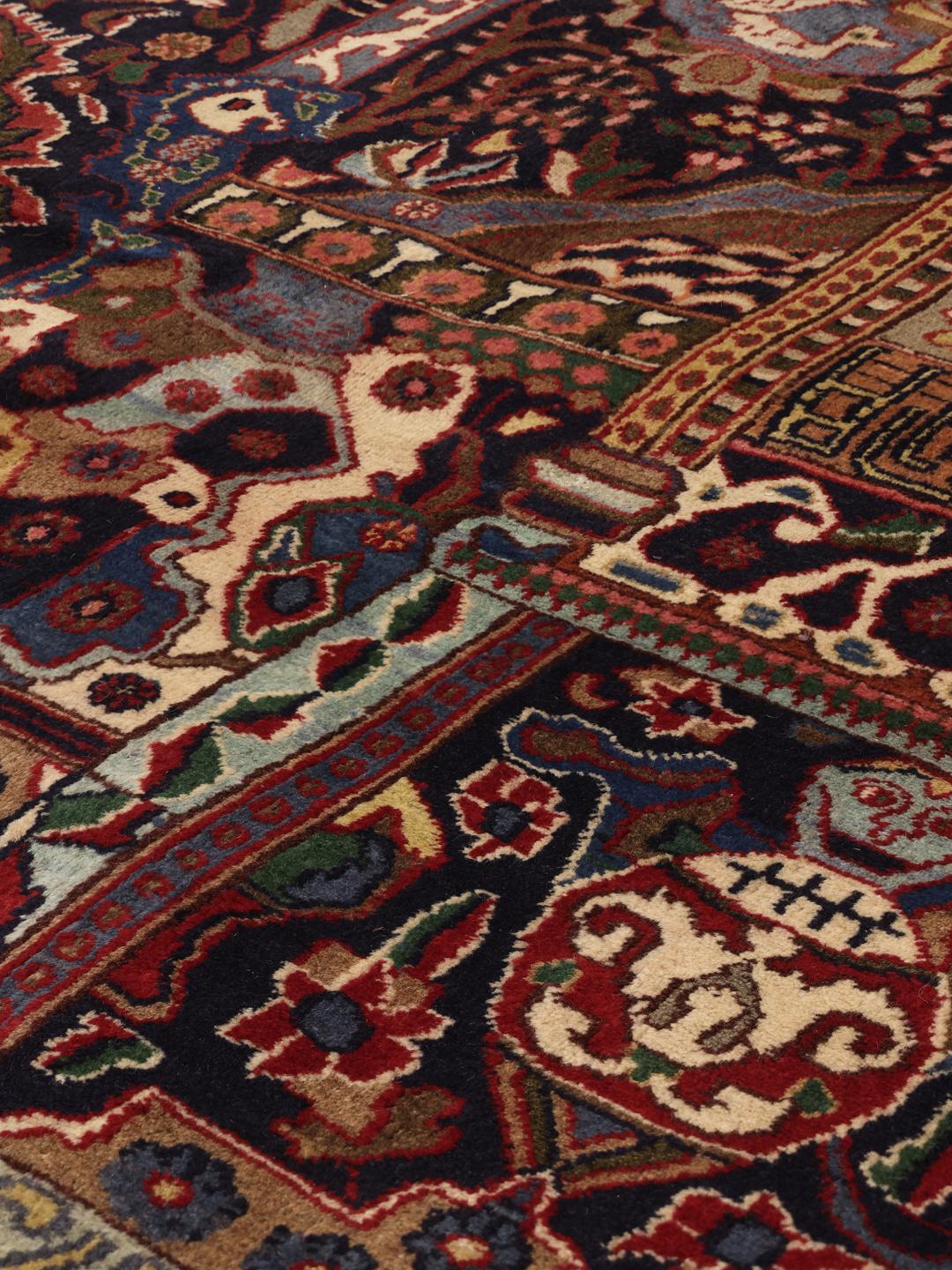 Een groot rechthoekig Mashad-tapijt uit het Midden-Oosten in veelkleurige wol.