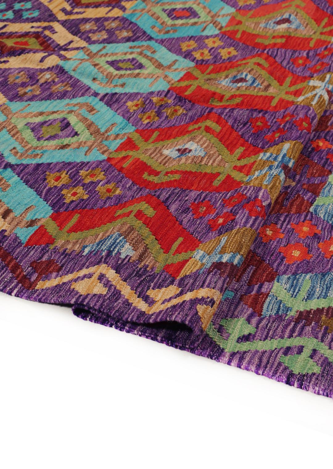 Een handgeweven, veelkleurig Afghaans Kelim-tapijt met geometrische motieven.