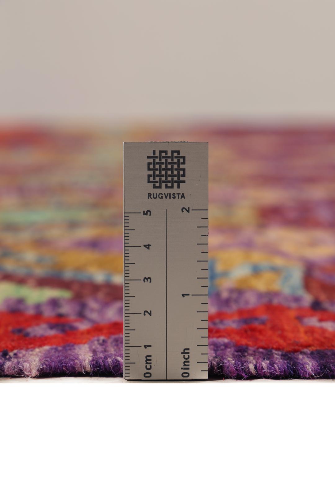 Een handgeweven, veelkleurig Afghaans Kelim-tapijt met geometrische motieven.