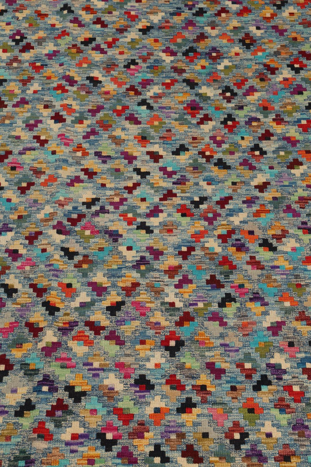 Een uniek rechthoekig Afghaans Kelim-tapijt met een blauwe achtergrond en levendige geometrische motieven in meerdere kleuren