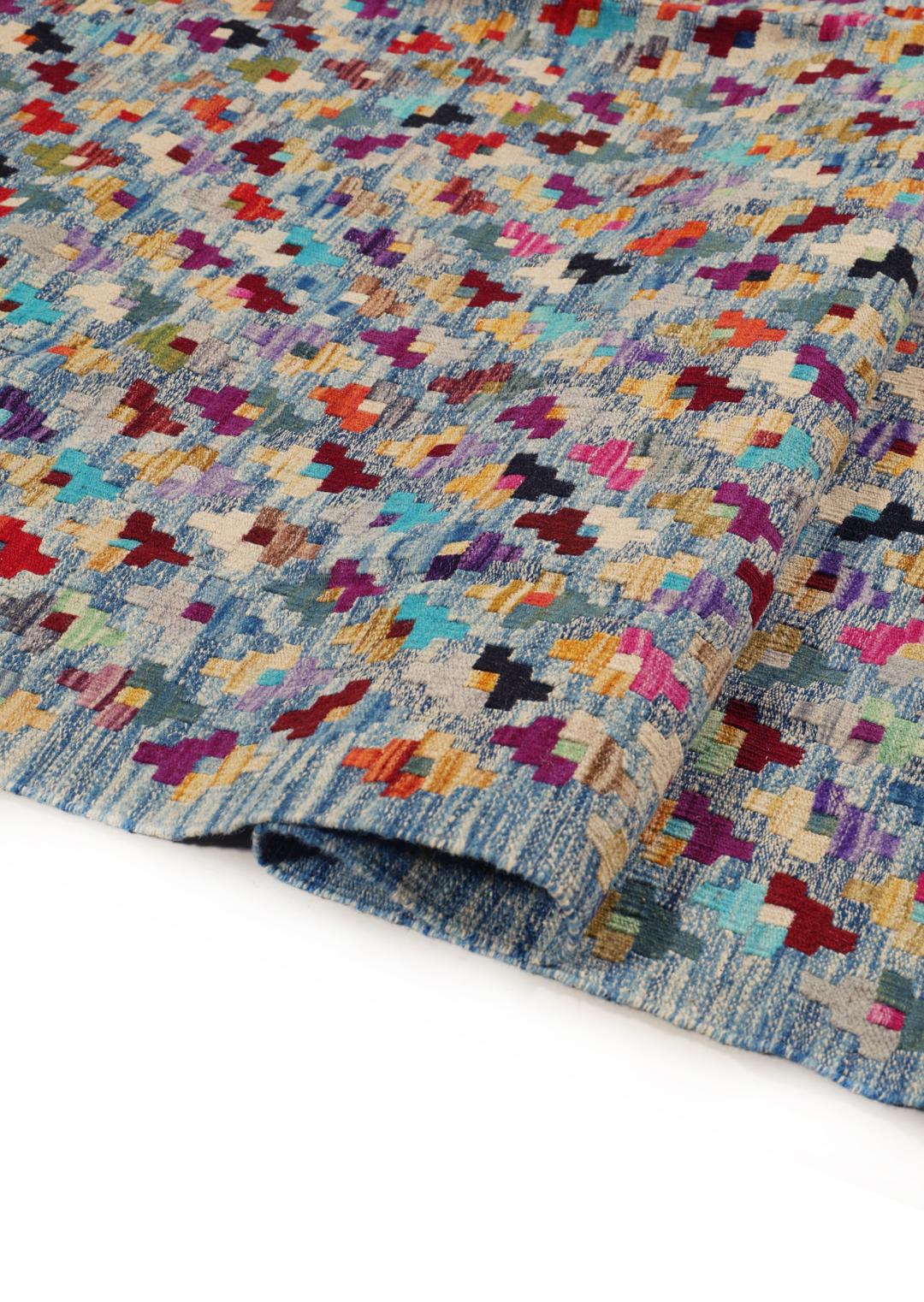 Een uniek rechthoekig Afghaans Kelim-tapijt met een blauwe achtergrond en levendige geometrische motieven in meerdere kleuren