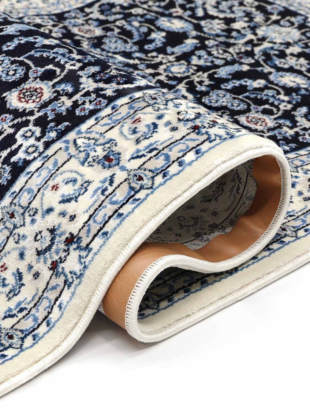 Un magnifique tapis de couloir bleu marine avec des motifs floraux complexes et des bordures claires.