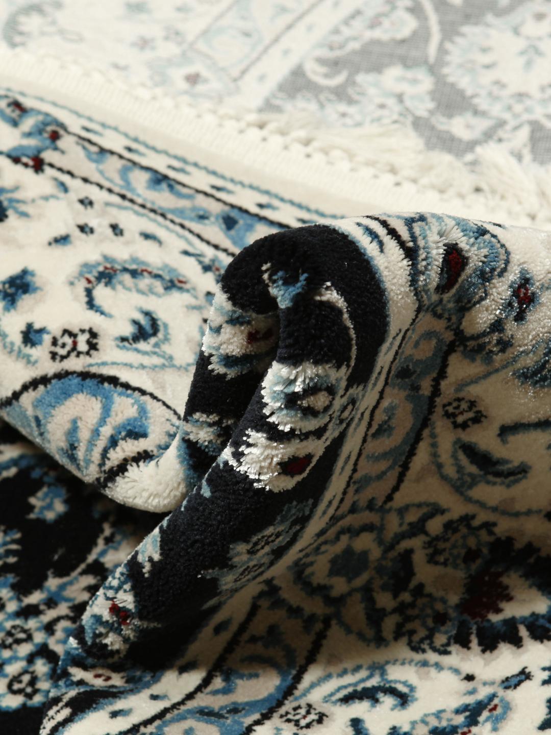Rond donkerblauw vloerkleed met gedetailleerde decoratieve patronen