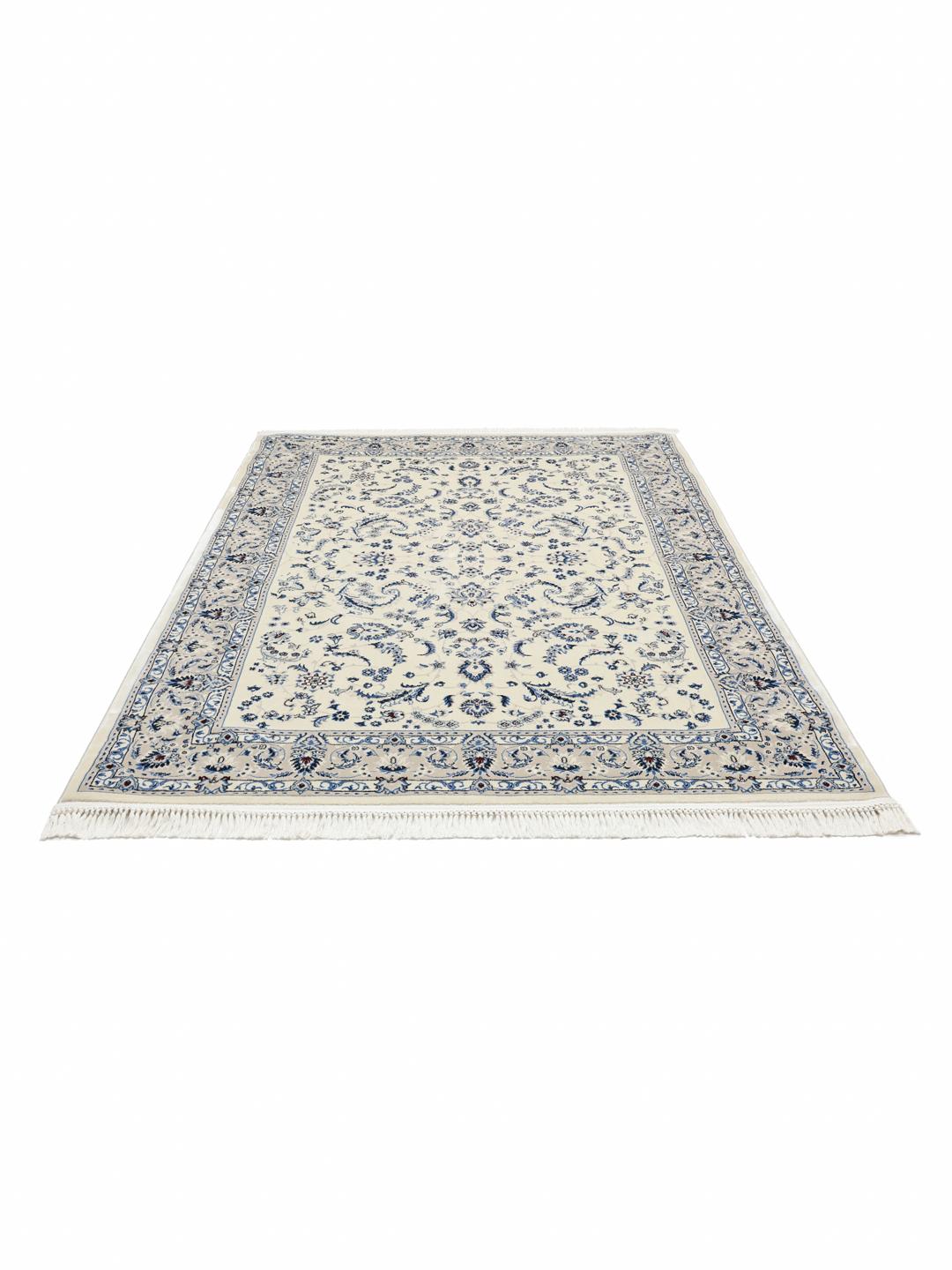 crèmewit vloerkleed met ingewikkelde traditionele patronen