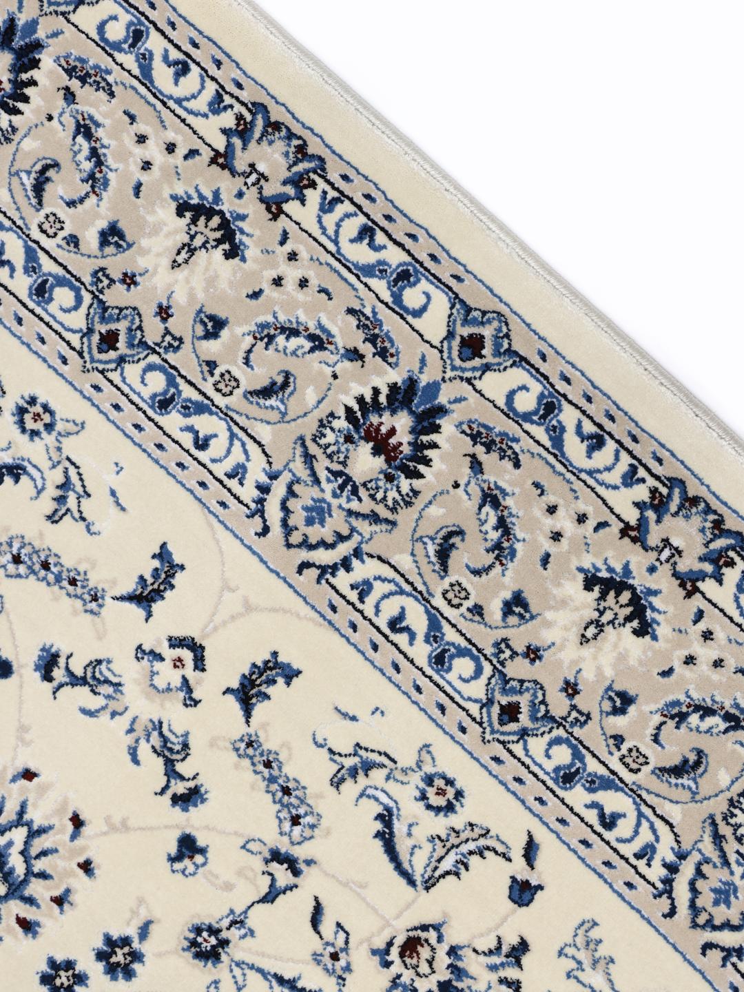 crèmewit vloerkleed met ingewikkelde traditionele patronen