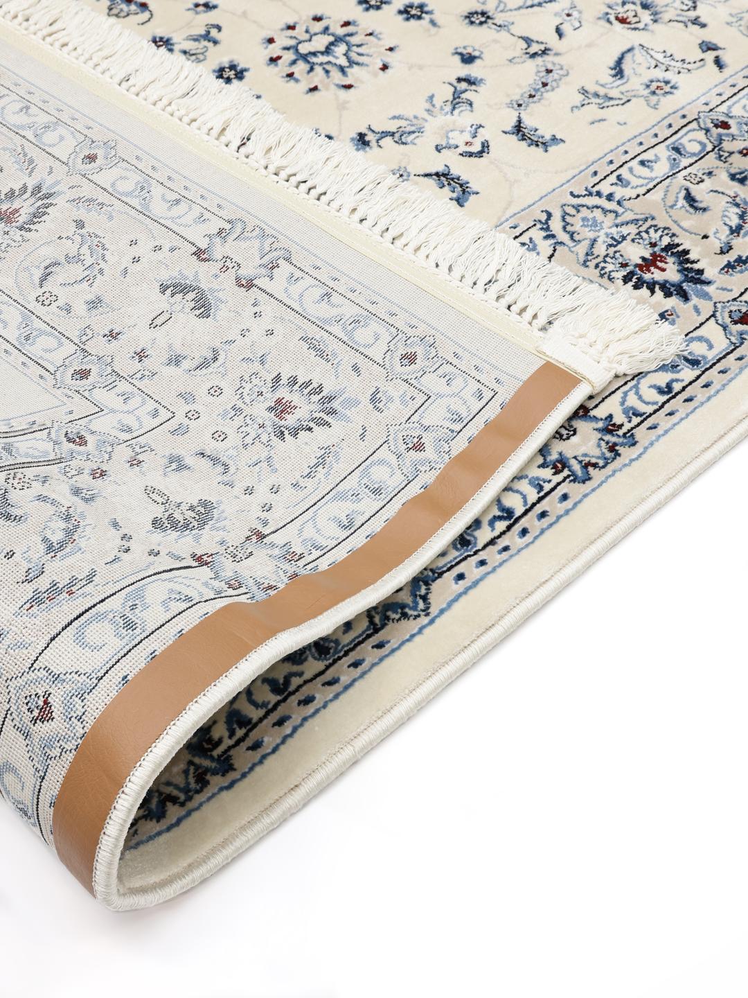 crèmewit vloerkleed met ingewikkelde traditionele patronen