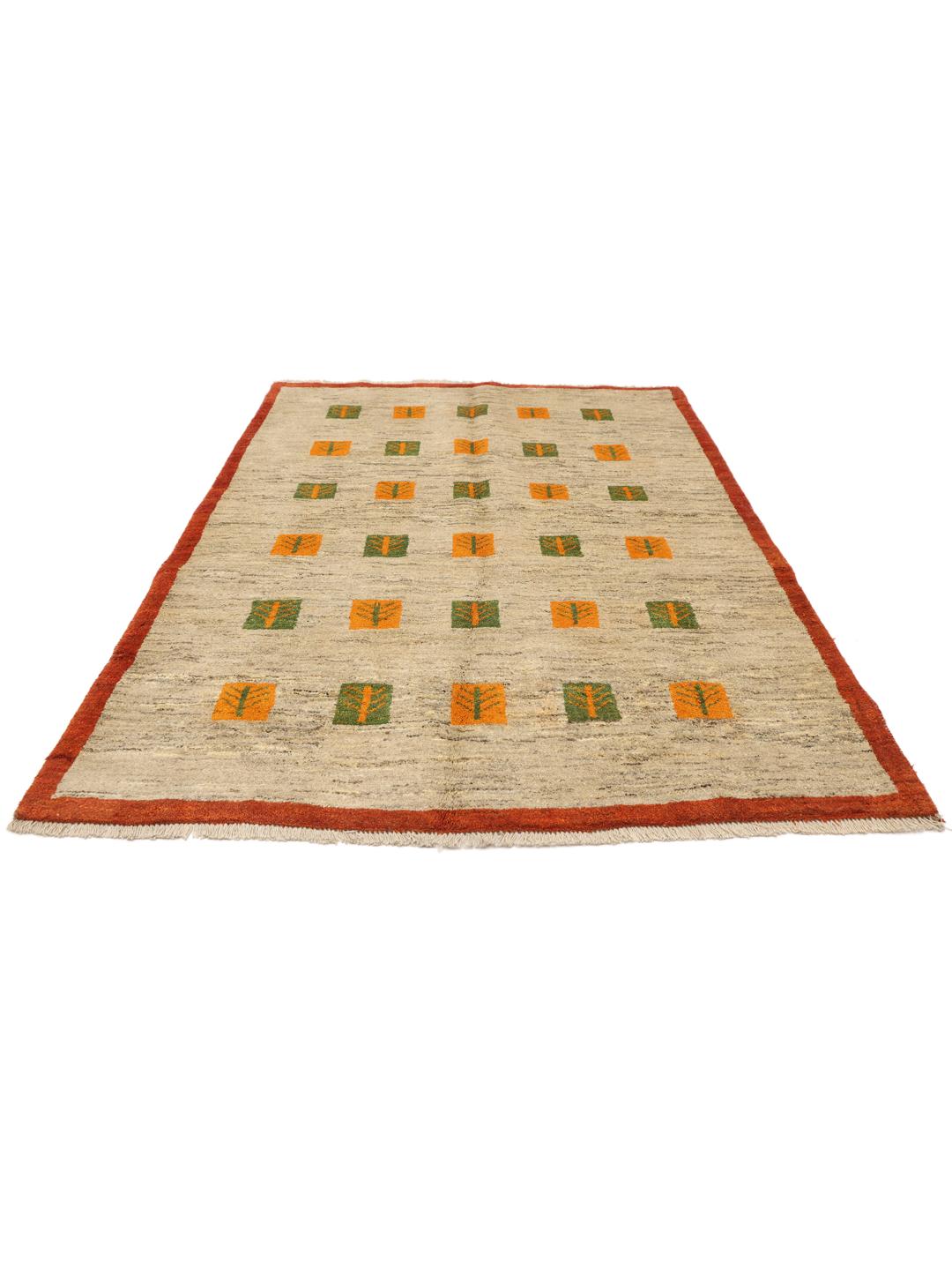 Handgeknoopt Gabbeh-tapijt uit het Midden-Oosten in beige, groen en oranje.