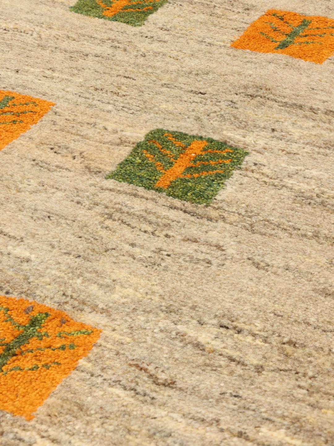 Handgeknoopt Gabbeh-tapijt uit het Midden-Oosten in beige, groen en oranje.