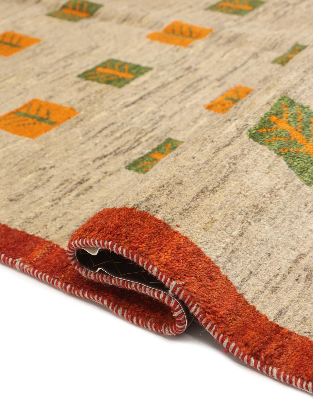 Handgeknoopt Gabbeh-tapijt uit het Midden-Oosten in beige, groen en oranje.