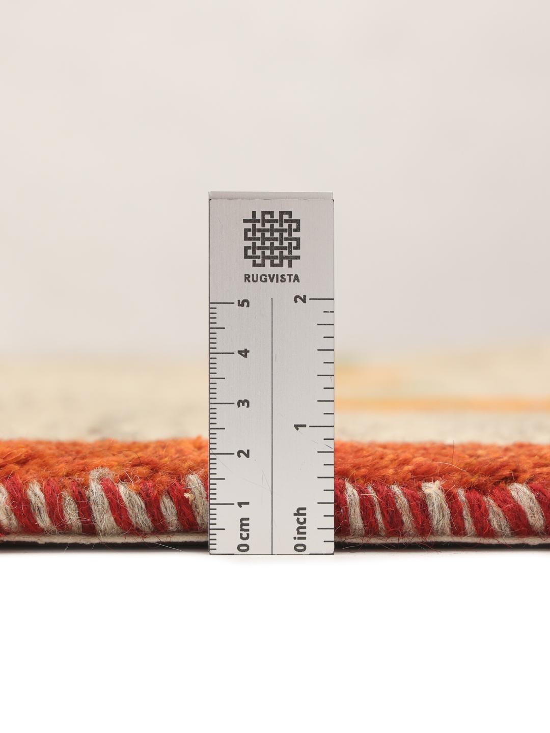Handgeknoopt Gabbeh-tapijt uit het Midden-Oosten in beige, groen en oranje.