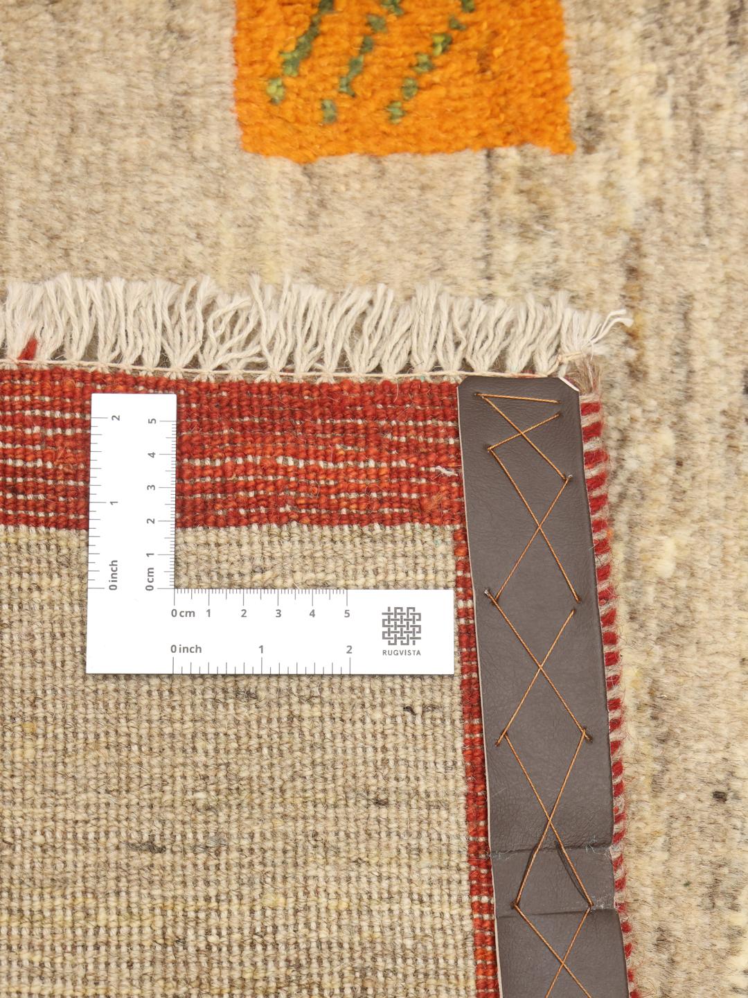 Handgeknoopt Gabbeh-tapijt uit het Midden-Oosten in beige, groen en oranje.