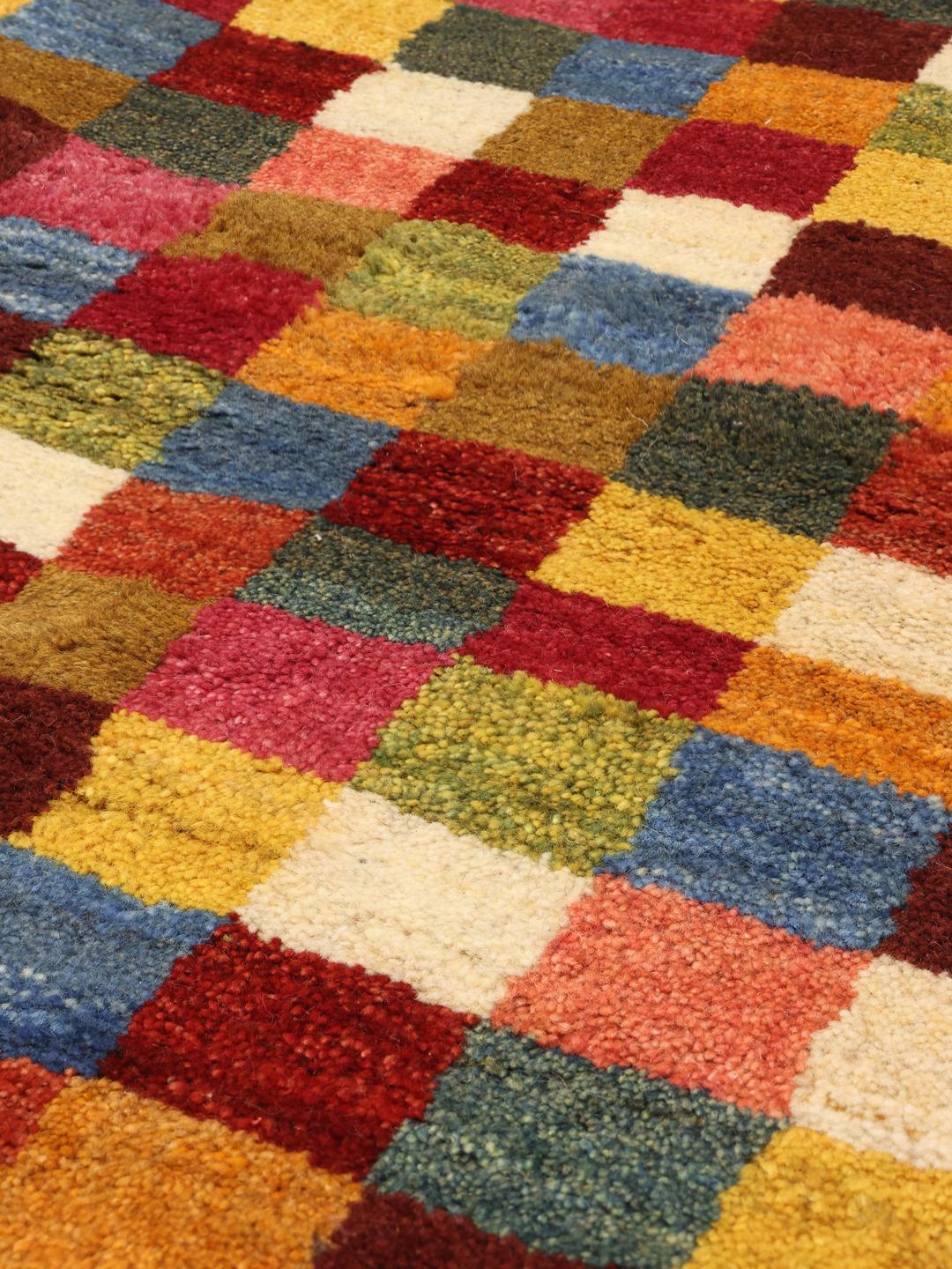 Handgeknoopt Gabbeh-tapijt uit het Midden-Oosten in meerkleurige wol.