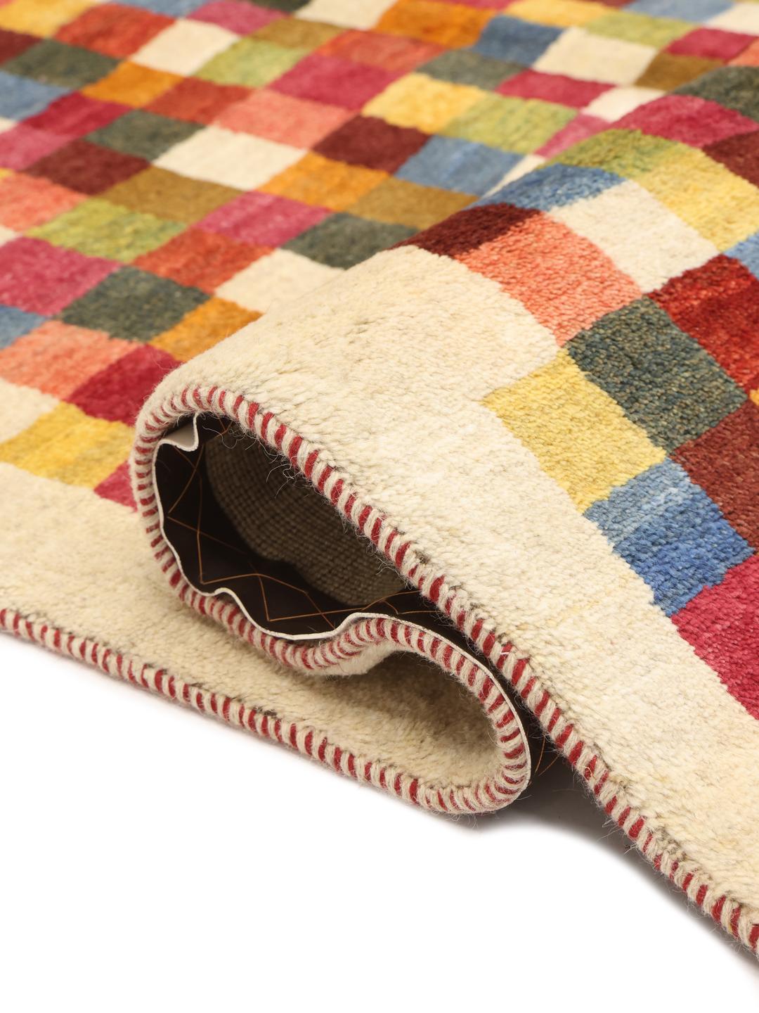 Handgeknoopt Gabbeh-tapijt uit het Midden-Oosten in meerkleurige wol.