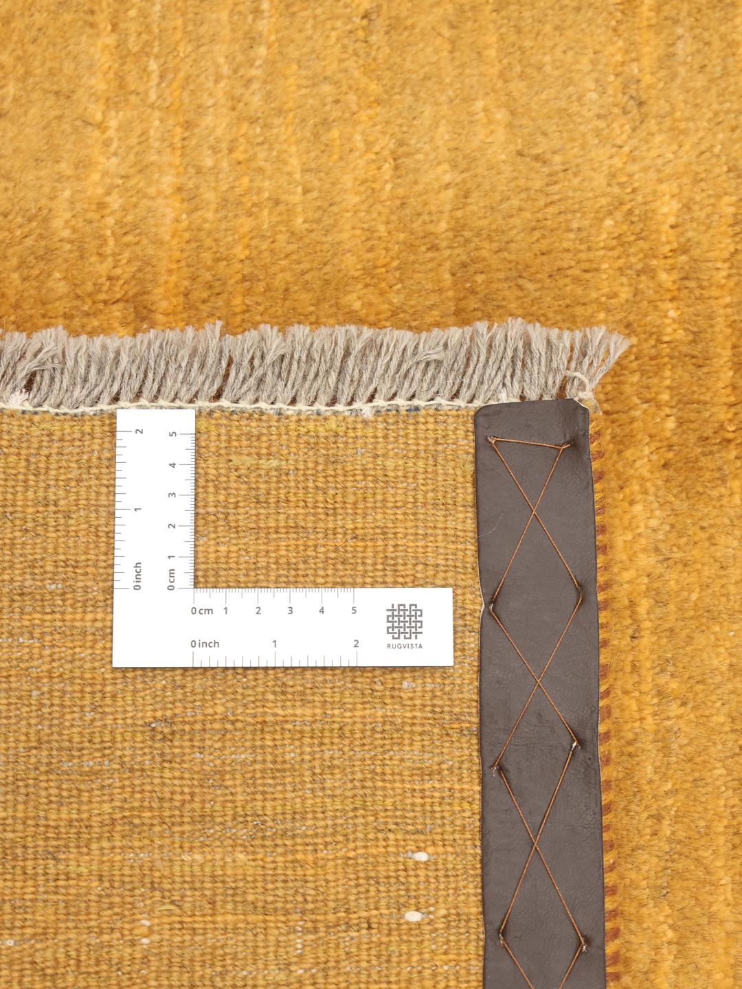 Een handgeknoopt goudgeel Gabbeh-tapijt uit het Midden-Oosten