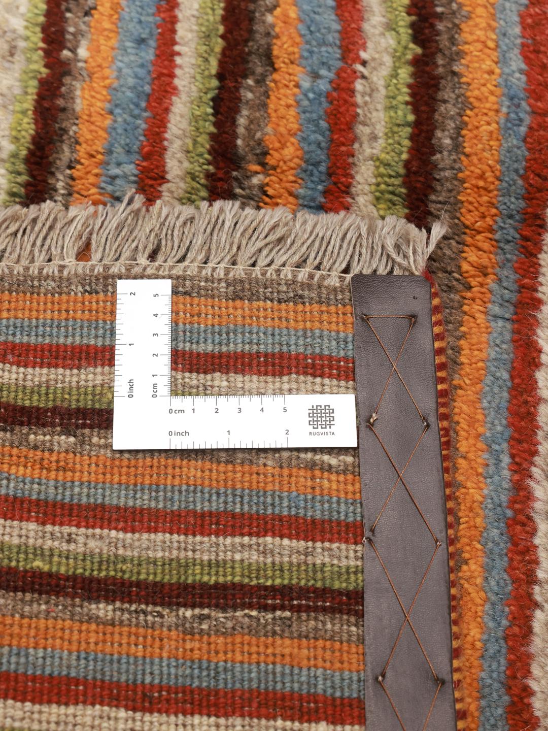 Handgeknoopt wollen Gabbeh-tapijt uit het Midden-Oosten met een levendig veelkleurig streeppatroon.
