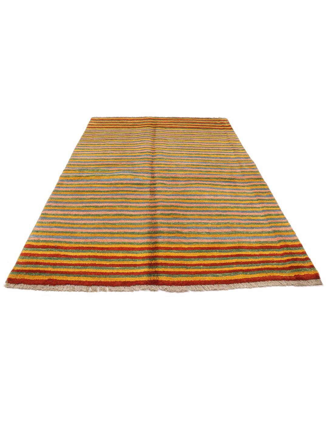 Een handgeknoopt Gabbeh Fine vloerkleed uit het Midden-Oosten met levendige veelkleurige strepen.