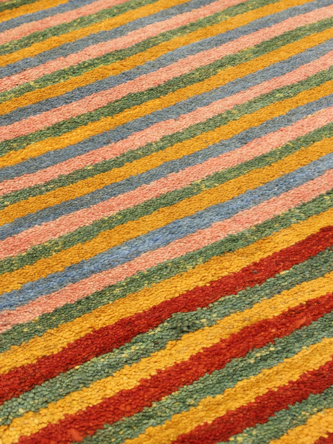 Een handgeknoopt Gabbeh Fine vloerkleed uit het Midden-Oosten met levendige veelkleurige strepen.
