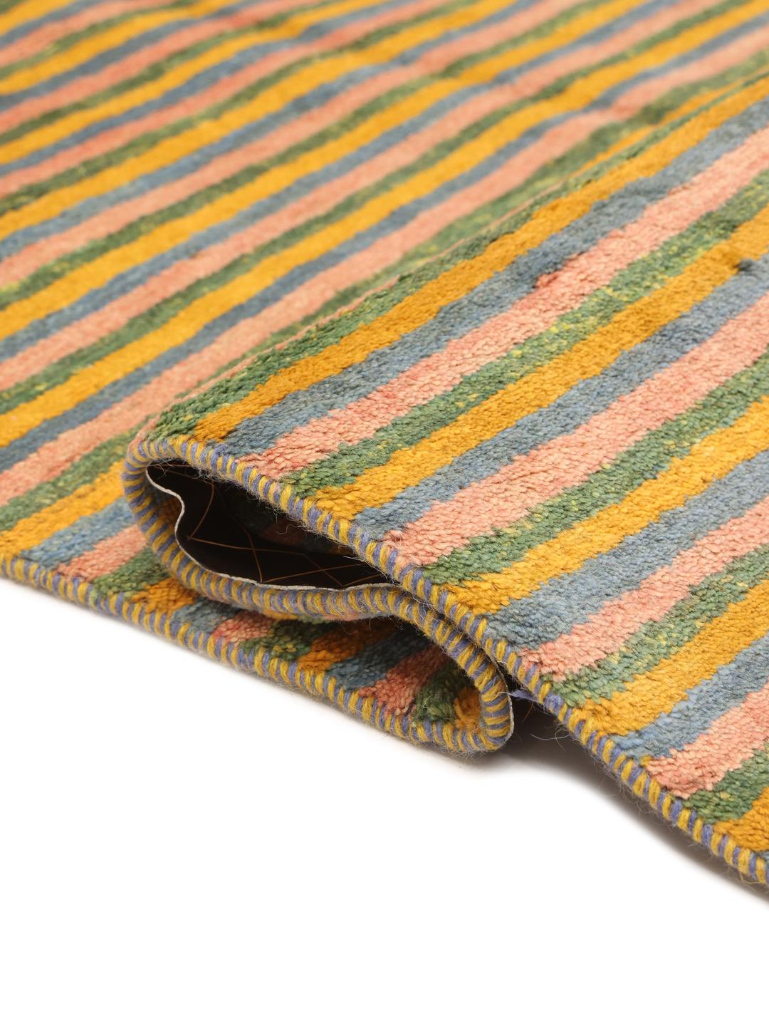 Een handgeknoopt Gabbeh Fine vloerkleed uit het Midden-Oosten met levendige veelkleurige strepen.