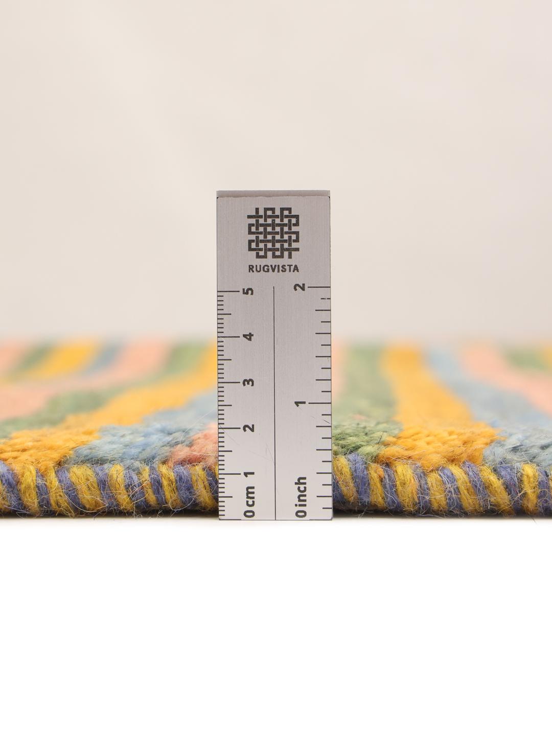 Een handgeknoopt Gabbeh Fine vloerkleed uit het Midden-Oosten met levendige veelkleurige strepen.